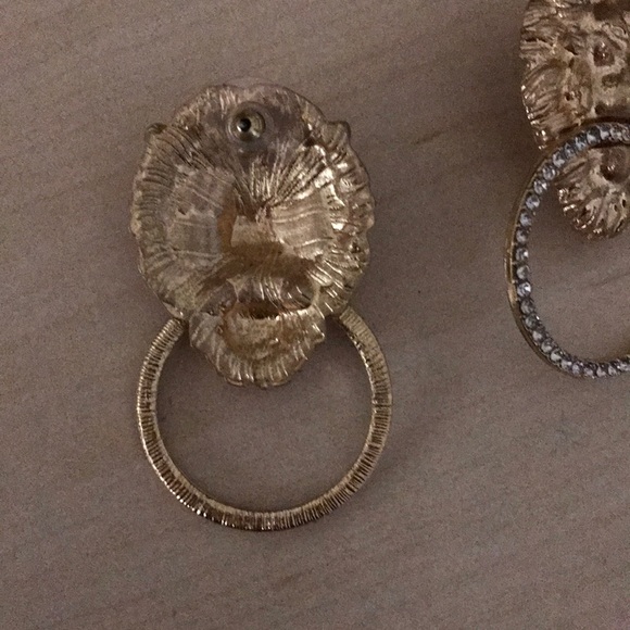 Lion doorknocker goldtone earrings in rhinestone! - Picture 2 of 3